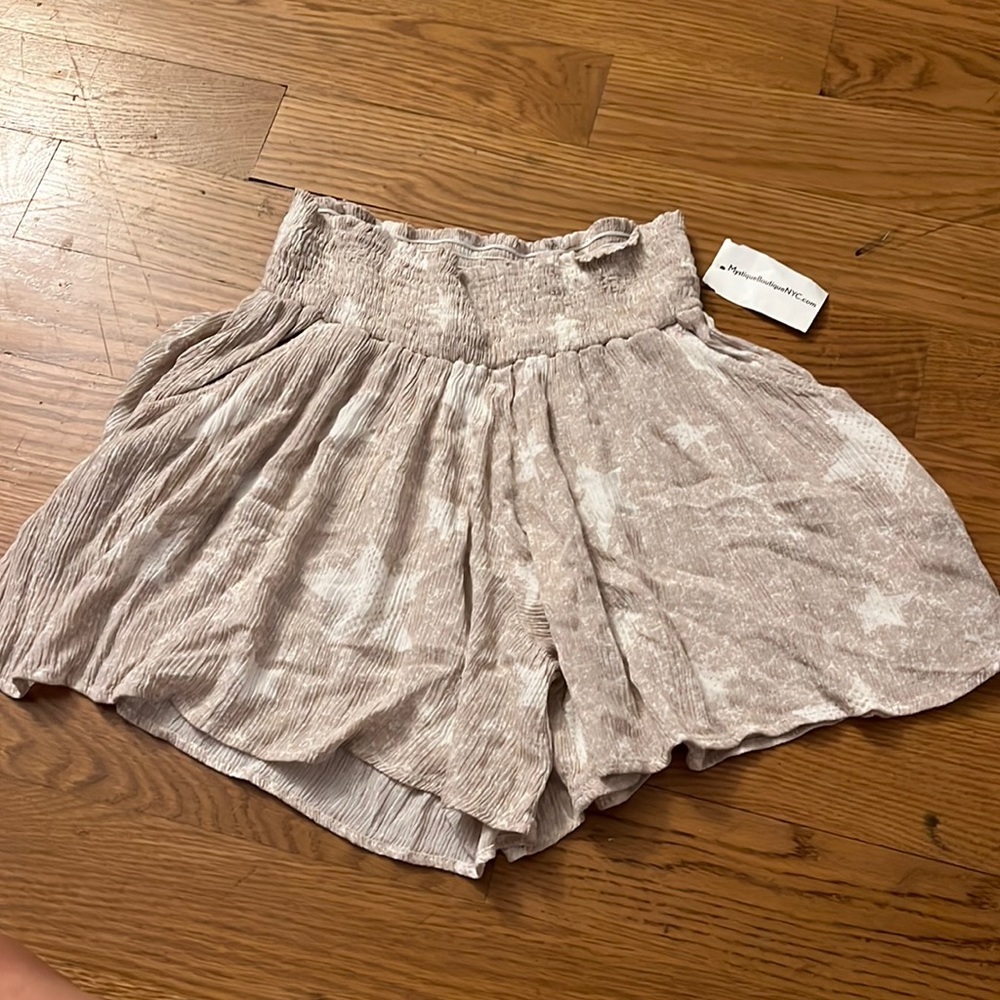 Flowy shorts, beige with white stars size medium